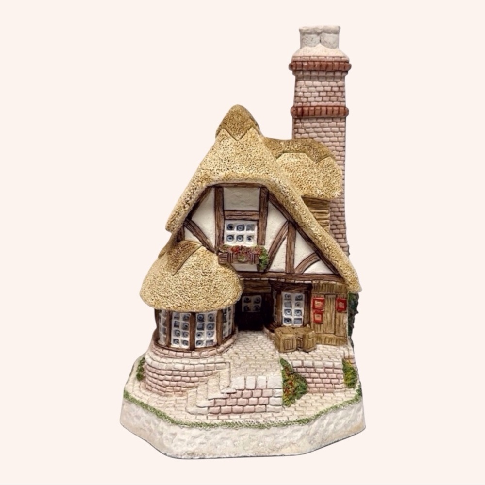 David Winter-Audrey’s Tea Room Collectible Charming Cottage Figurine Tan EUC